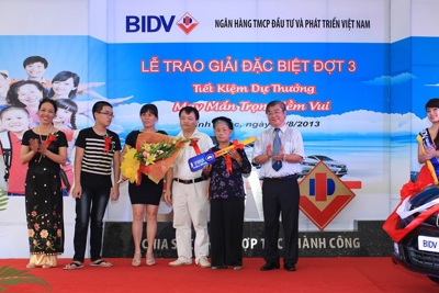 Hai khách hàng may mắn nhận giải thưởng trị giá 756 triệu đồng/giải của BIDV
